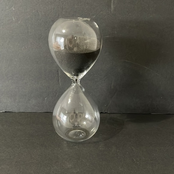 BLACK SAND HOURGLASS - Picture 3 of 4
